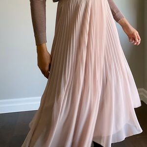 Aritzia Twirl Skirt. Size Medium. Color Camille